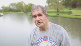 استاد پرتاب سنگ روی اب!