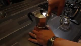 آموزش آماده کردن قهوه با موکا اکسپرس بیالتی