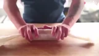 آموزش تهیه ی رولت مرغ به شکل سوسیس با پوست مرغ