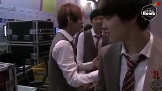BTS - V is doing weird dance