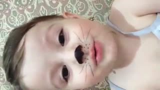 دختری که خود را شبیه گربه میکند