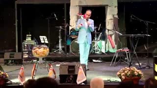 صحنه ای خنده دار و بامزه در یک اجرای زنده - حسن ریوندی 94