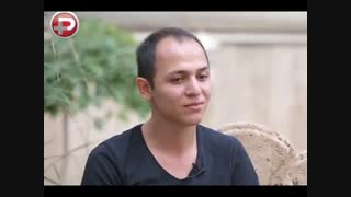 مردی که درسریالهای تلویزیونی وآگهی های تبلیغاتی درنقش زن دوبله می کند.