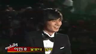 افتادن لی مین هو در فرش قرمز و مصاحبه