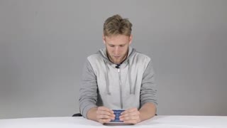 مقاومت بدنه iPhone 6s Plus در برابر نیروی فشار 2 انسان!