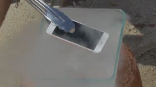 تماشا کنید: پایان وحشتناک آیفون 6S در آزمایش شیرجه در نیتروژن مایع!