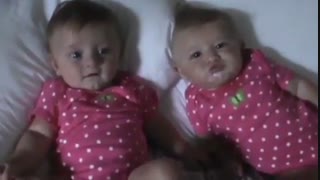 این داداشی به اون یکی داداشه میخنده