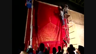 ویدیو: اهتزاز پرچم عزای حسینی(ع) در هیئت غریب مدینه امیرکلا