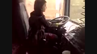 رانندگی دختر بچه ایرانی با تریلی