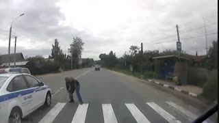 تصادف ماشین پلیس با عابر
