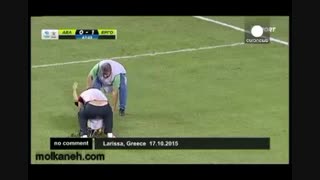 صحنه جالب فوتبال : حمل مصدوم با برانکارد !
