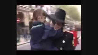 مایکل جکسون عاشقانه طرفدارانش را دوست داشت....