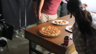 بازم پشت صحنه ی تبلیغ کیم وو بین و کیم سوهیون برای Domino's Pizza
