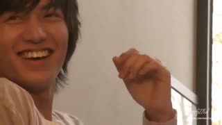 لی مین هو تو خونه خودش وقتی که  از صبح تا شب کار نداره  و استراحت  و بازی میکنه محشره