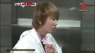 Lee Sung Jong play with frogs - INFINITE