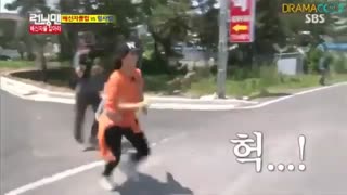 برنامه ی running man با حضور Jung Hwa