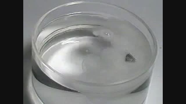 Литий с водой при комнатной температуре. Реакция лития с водой. Литий и вода реакция. Литий при взаимодействии с водой. Взаимодействие лития с водой.