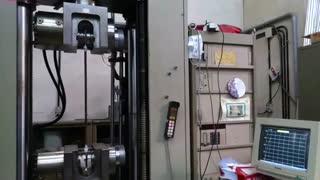 تست کشش استرند در آزمایشگاه کنترل کیفیت سازه امیرکبیر