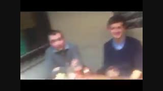 خوردن تخم مرغ با پوسته-خنده دار