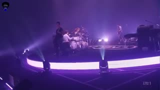 اجرای اهنگ ringاز CNBLUE