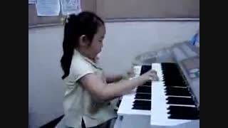 دختر کوچولوی  چینی ارگ نواز