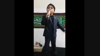 مداح خردسال امیر علی(پویا) افشاری قبل از رفتن به هیئت با دقت اشعار را حفظ می کنه