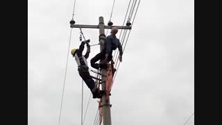 نجات مصدوم  حادثه دیده از روی تیر برق