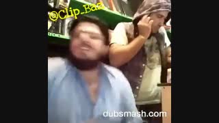 اهنگ خوندن دیوانه وار