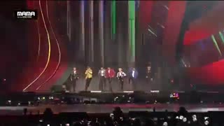 btsاجرای run در مراسم mama