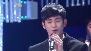 اجرای "کیم سوهیون"و دادن گل به "سوزی "درحال خوندن اهنگ dreaming!! (جالبه ببینید)