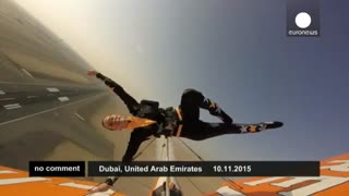 نمایش حرکات حیرت آور یک زن در روی هواپیما روی آسمان دبی