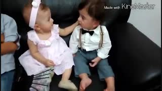 این دختر کوچولو دوست شو بوس میکنه