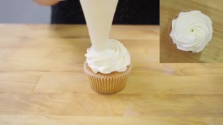 خامه زدن روی کاپ کیک