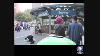 عکس العمل آمریکایی ها هنگام نماز خواندن دو جوان مسلمان در خیابان !