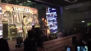 فن کم جسىیکا هنگام دریافت yahoo buzz