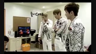 اعضای شینهوا سراینکه لی هیوری کدومو بیشتردوس داره سنگ کاغذقیچی میکنن!(آخرخندست!وای مردم ازخنده!)