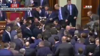 حمله نماینده مجلس به نخست‌وزیر اوکراین با استفاده از فنون کشتی!