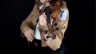 این زنه همه ی اهنگای انیمه هارو خودش میزنه این هم برای اتک ان تایتانه