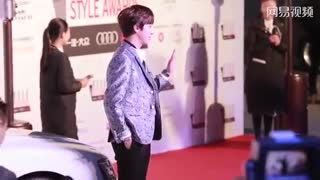 یونگ هوا در مراسم Elle Style بر روی فرش قرمز