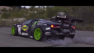 دریفتینگ لامبورگینی و موستانگ در یک شهر متروک روسی