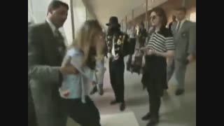 لحظه  فوق العاده احساسی و زیبای رودرو شدن یک هوادار با مایکل جکسون