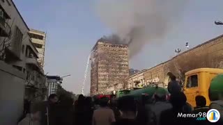 تلاش آتش‌نشانان برای خاموش کردن آتش پلاسکو