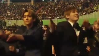 دیوونه بازی های بکهیون و تهیونگ در مراسم (bts , exo)