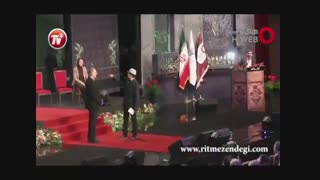 رضا عطاران اول سلفی گرفت، بعد سیمرغ را از دست برنده!/معلومه که ناراحتم، اما شلوغ کاری بلد نیستم