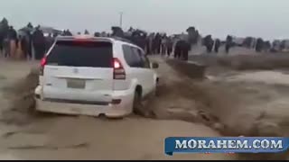 سیل یک خودروی شاسی بلند را در سیستان و بلوچستان برد