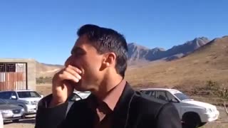 باحنجره خود هم مداحی هم صدای ضرب سینه رو انجام میده