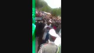 حمله #معدنچیان خشمگین به خودرو حامل #روحانی با سنگ و چوب و لگد!