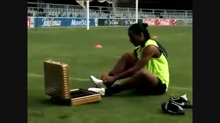 استفاده رونالدینیو از کفش Nike  در تمرینات