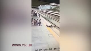 نجات زنی که قصد داشت خودش را زیر قطار بیاندازد