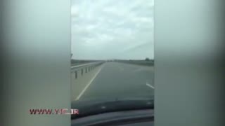 پرواز بالگرد در ارتفاع بسیار کم در اتوبان